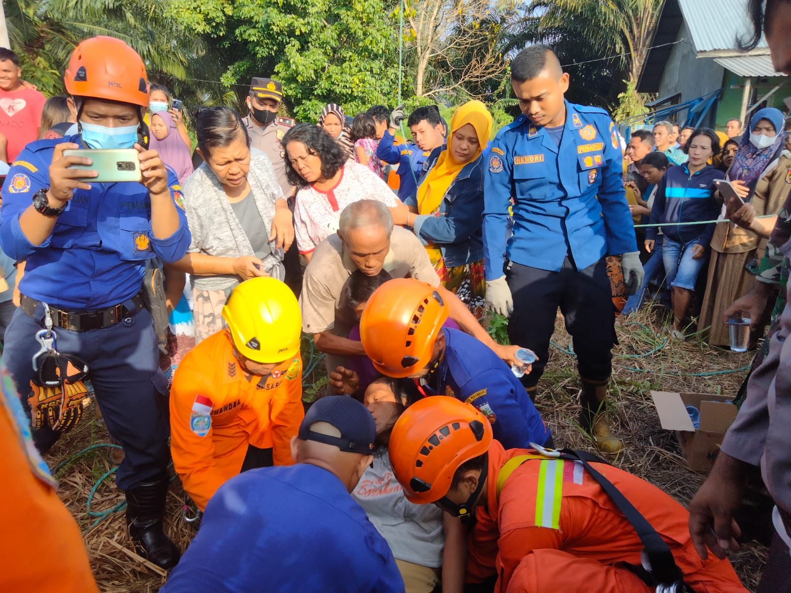 Teriakan â€œSayang Ayo Turunâ€ Kapolsek Tenayan Raya, Selamatkan Warga Yang Nekat Memanjat Tower SUTET